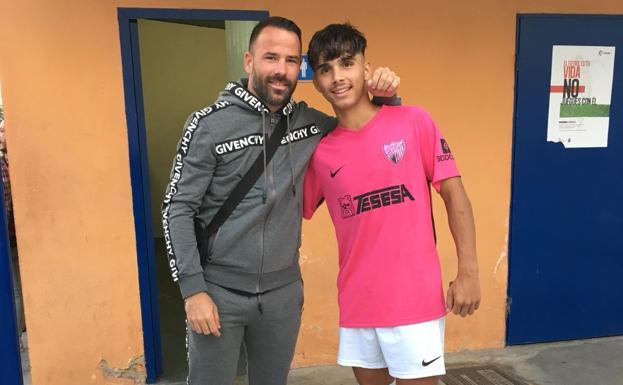 Kevin y el exmalaguista Apoño, quien fue su entrenador en el C.D. 26 de Febrero y además ha ejercido como mentor.