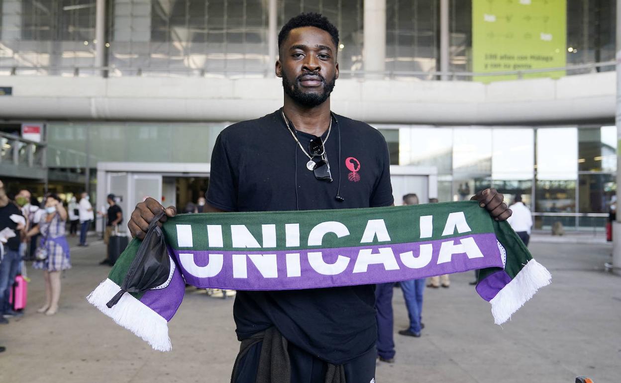 Micheal Eric luce una bufanda del Unicaja a su llegada al Aeropuerto este martes. 