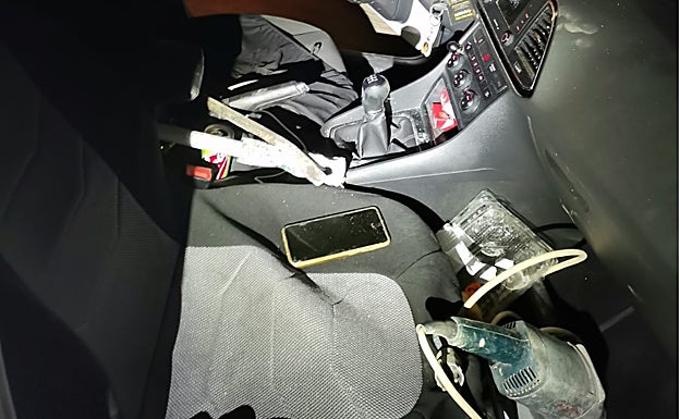 Otra vista de los objetos presuntamente robados en el interior del vehículo de los detenidos. 