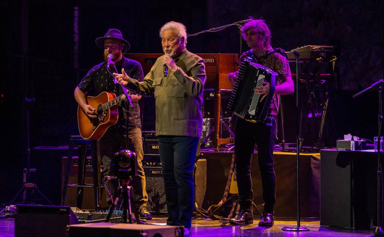 Tom Jones, durante su concierto de anoche en Starlite. 