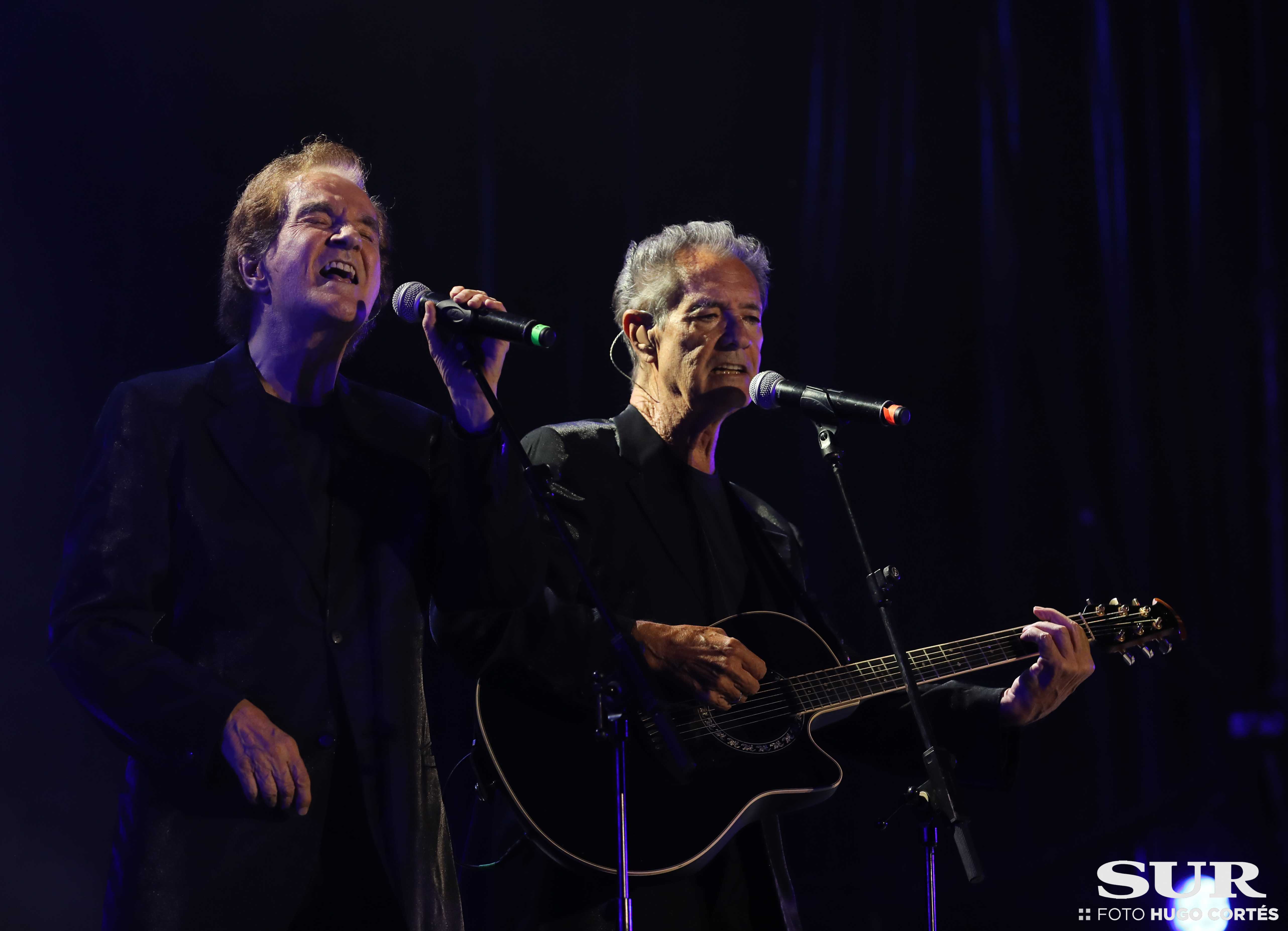 El humorista malagueño El Morta hizo reír al público familiar y dejó paso a los veteranos que cumplen 62 años cantando sus éxitos