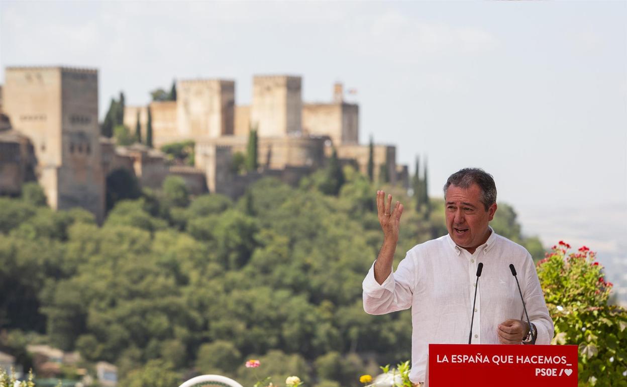 El líder del PSOE-A, Juan Espadas, en Granada con la Alhambra al fondo