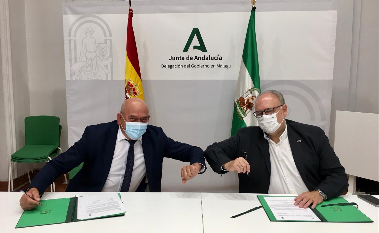 Firma del protocolo para el nuevo centro de salud de Cómpeta entre el alcalde y el gerente del SAS el pasado mayo. 