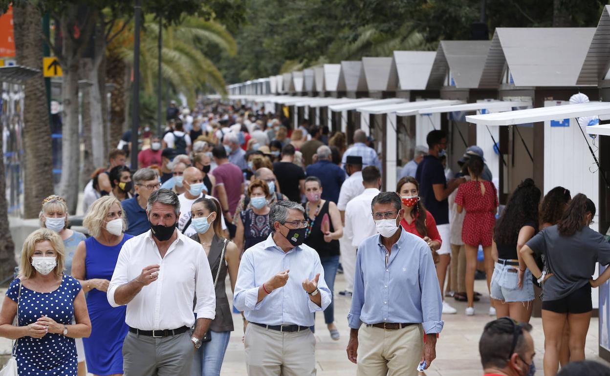 Carmen Sánchez Sierra, Elisa Pérez de Siles, Juan Carlos Maldonado, Francisco Salado y Fernando Fernández Tapia, durante el paseo de inauguración del mercado. 