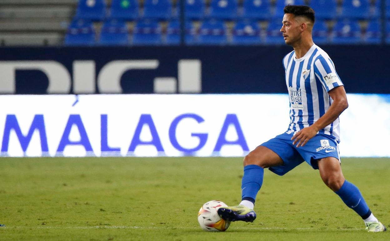 Ismael Gutiérrez conduce el balón durante el amistoso de pretemporada contra el Tenerife.