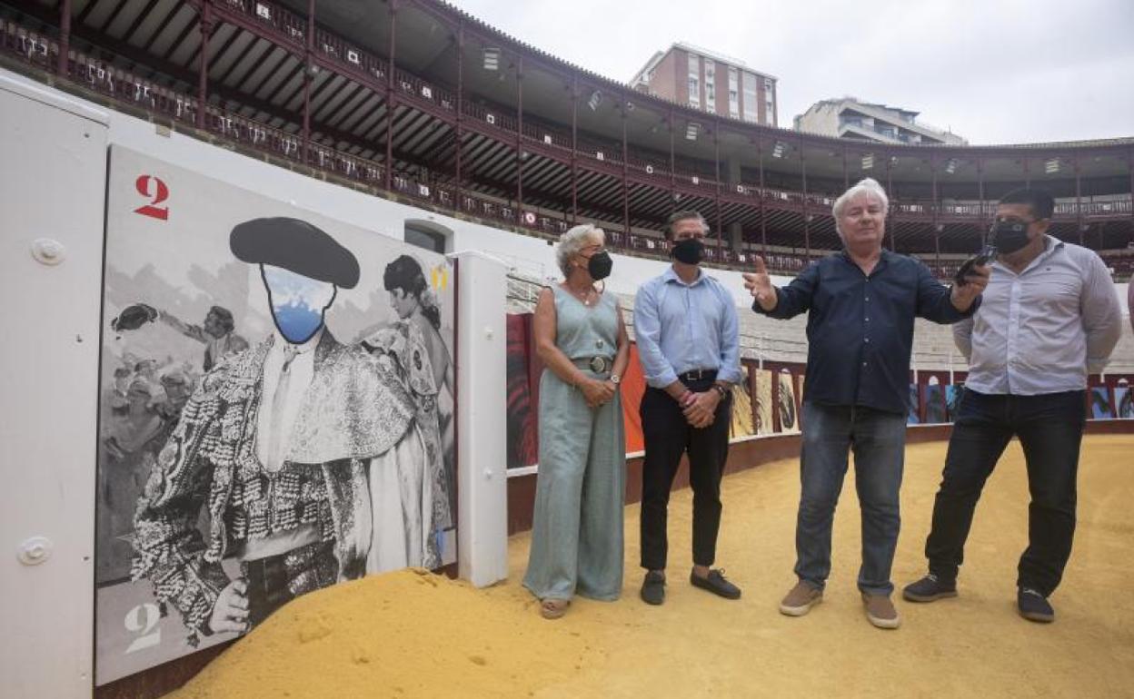 Teresa Porras, Víctor González y Francisco Oblaré atienden las explicaciones de Loren Pallatier.