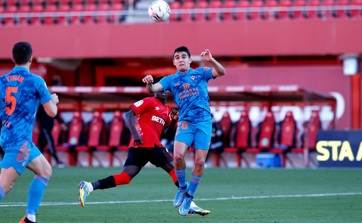 Víctor Gómez cabecea un balón durante su etapa con el Mirandés la temporada 20-21 en un partido contra el Mallorca en Son Moix.