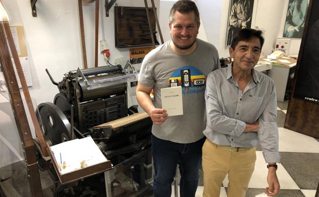 Ben Clark, a la izquierda, posa con un ejemplar de 'Círculos negros' junto al maestro impresor José Andrade.