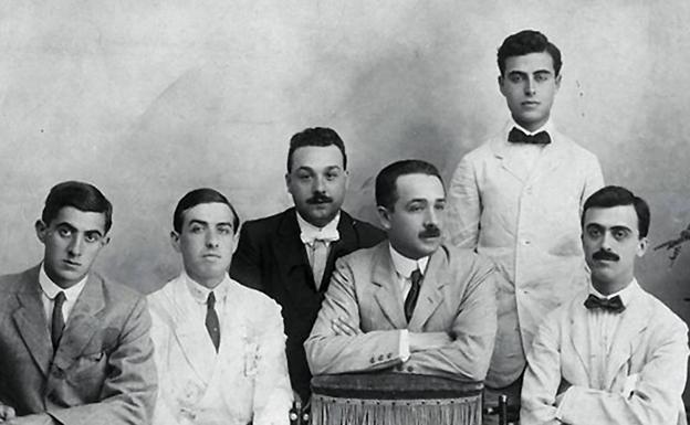 Moreno Villa, Francisco Orueta, Manuel García Morente, Ricardo Orueta, Alberto Jiménez Fraud y su hermano Gustavo. 