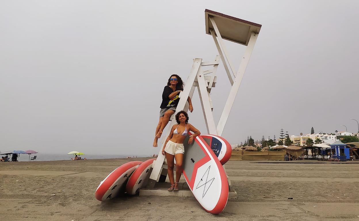 Silvia Cansino junto a su hija Silvia Pelayo, junto a algunas de sus tablas de paddle surf.