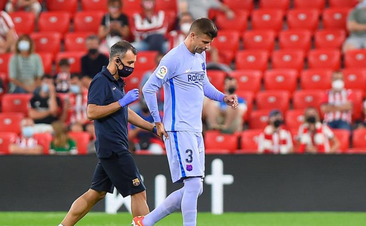 Gerard Piqué se retira lesionado ante el Athletic. 