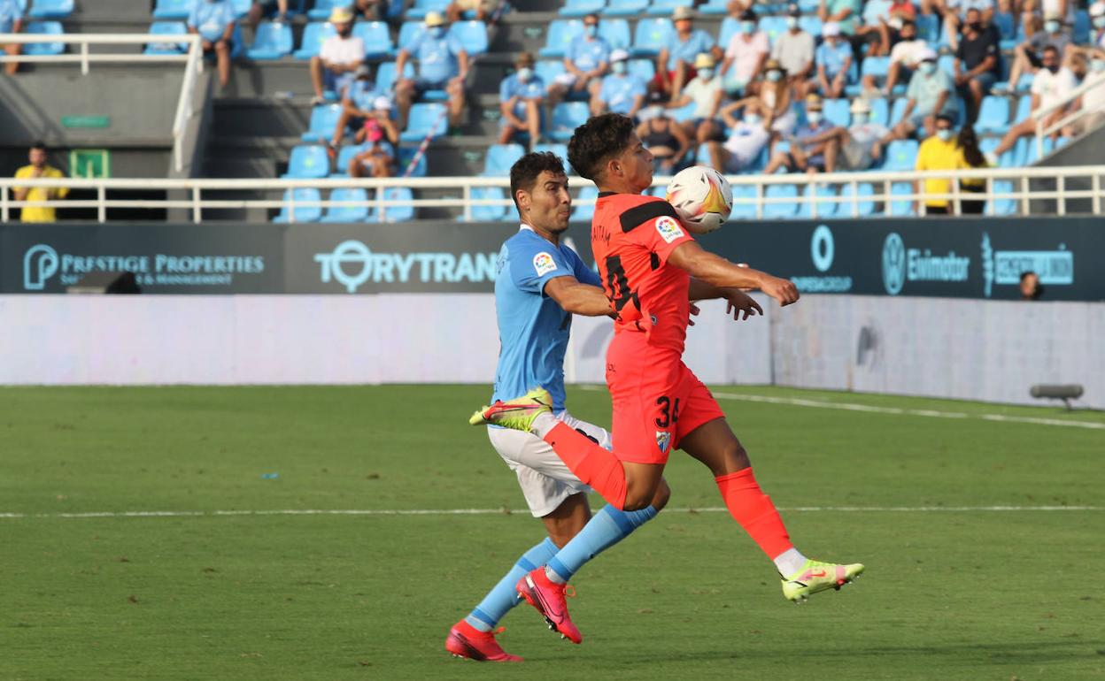 Haitam, que jugó los últimos diez minutos del partido, controla el balón ante Morillas. 