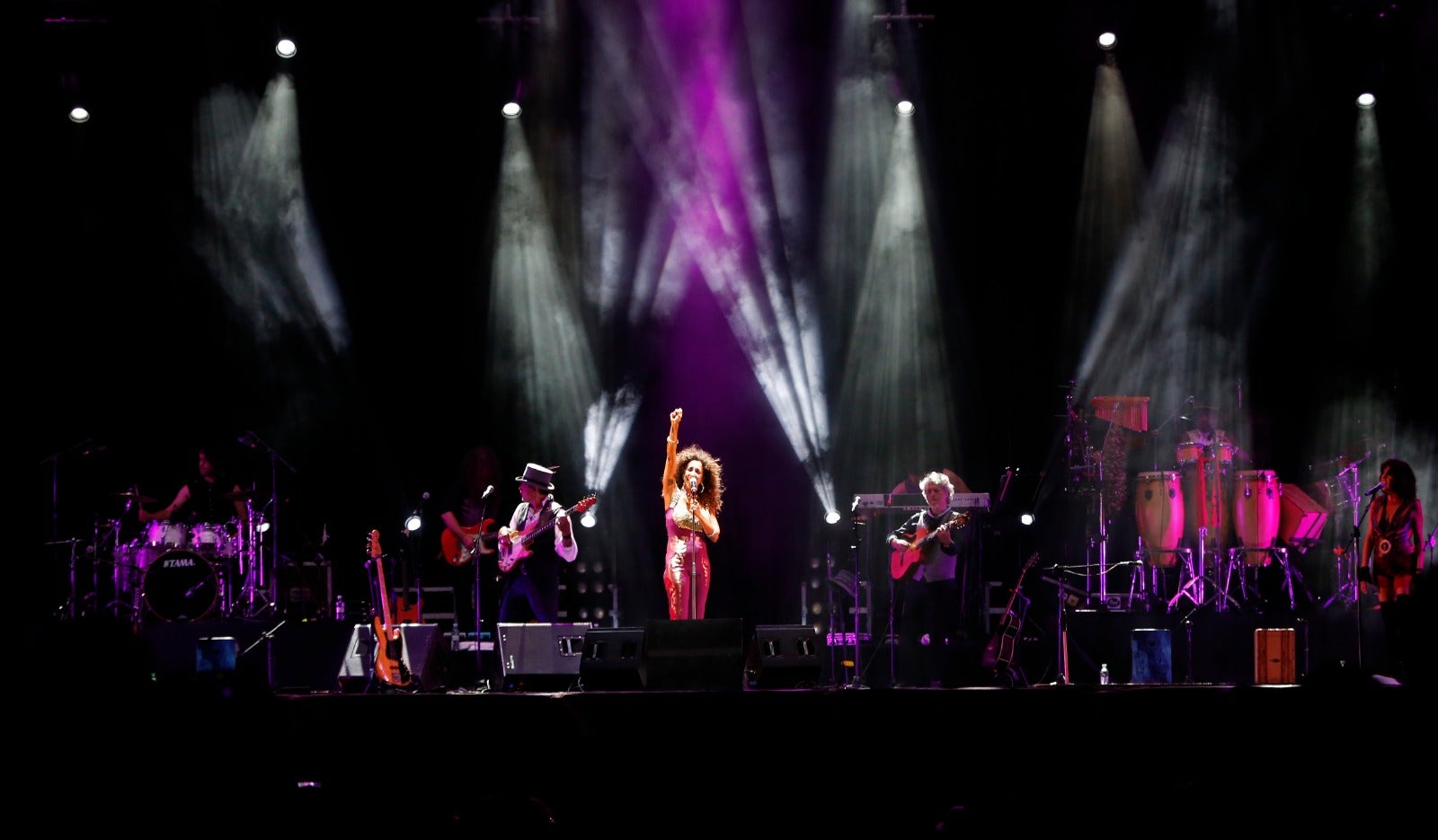 La artista mezcló temas de su nuevo trabajo con otros emblemáticos en el Auditorio Municipal