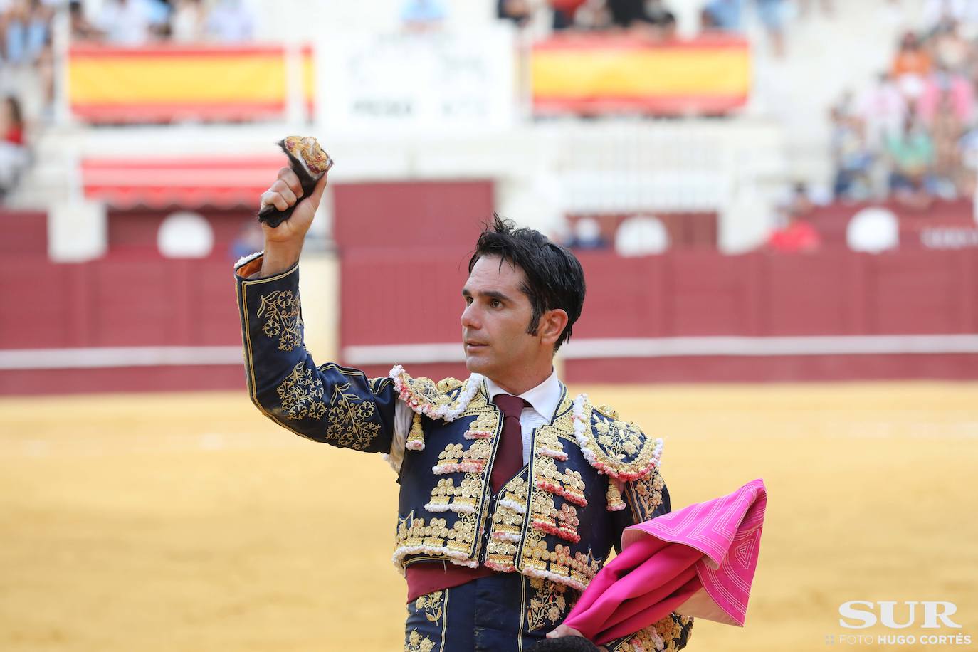 La terna corta una oreja de diferente calado y el malagueño sufre dos cogidas sin consecuencias 