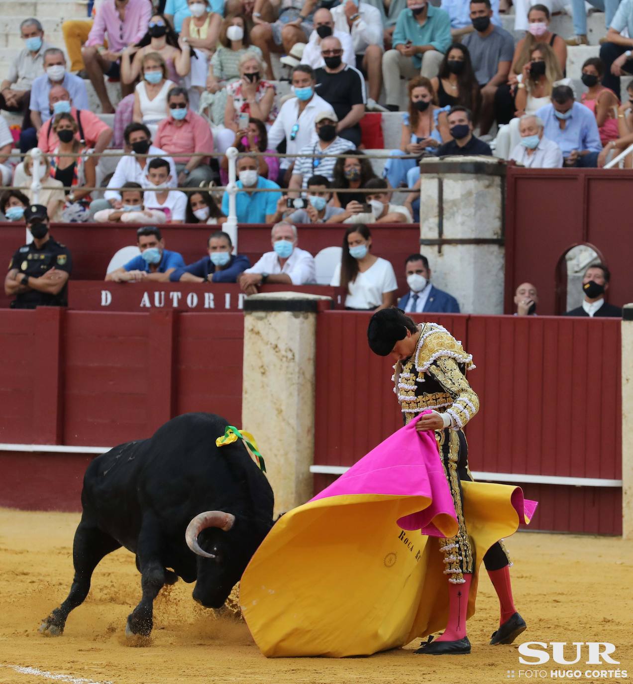 La terna corta una oreja de diferente calado y el malagueño sufre dos cogidas sin consecuencias 
