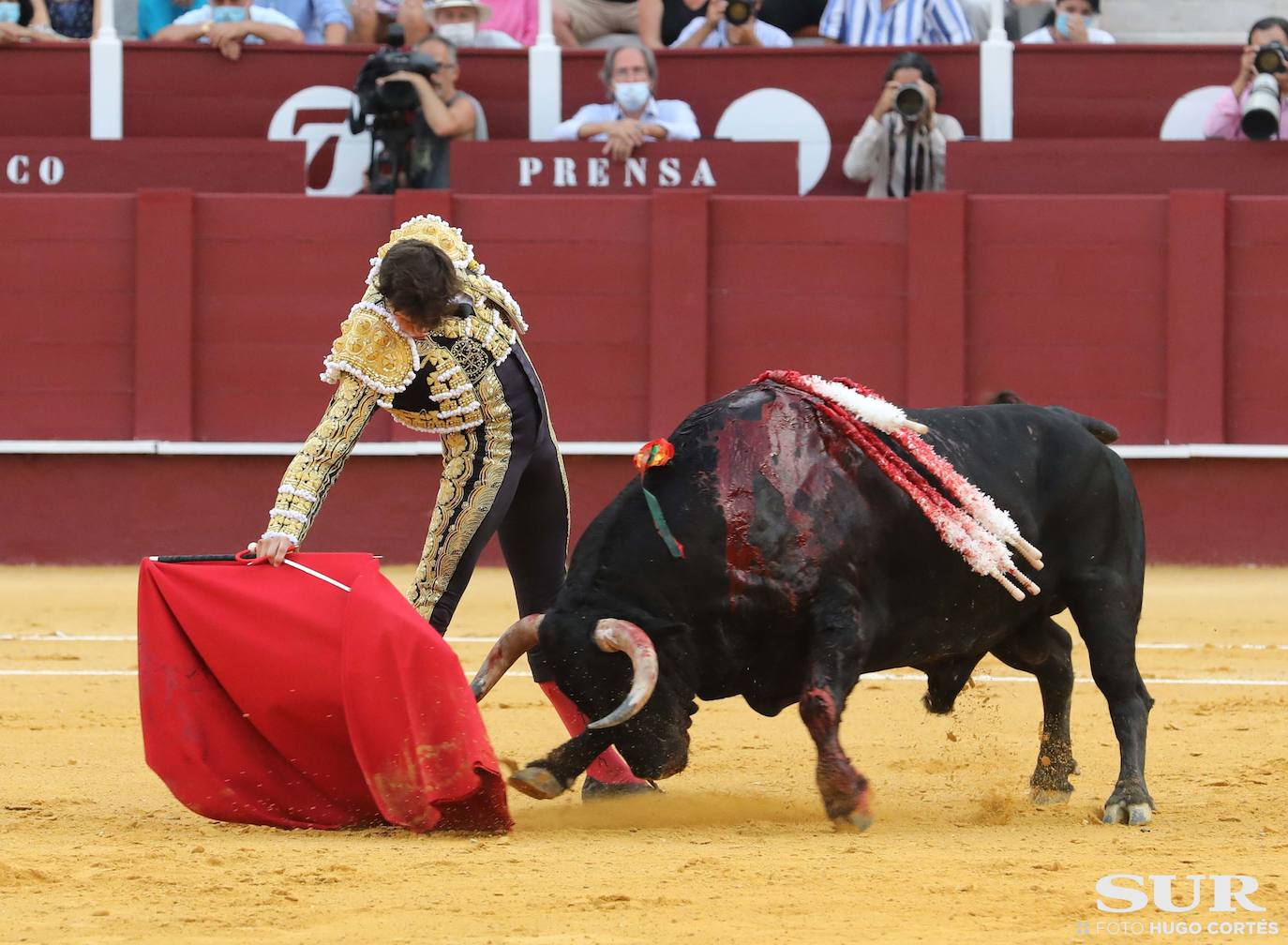 La terna corta una oreja de diferente calado y el malagueño sufre dos cogidas sin consecuencias 