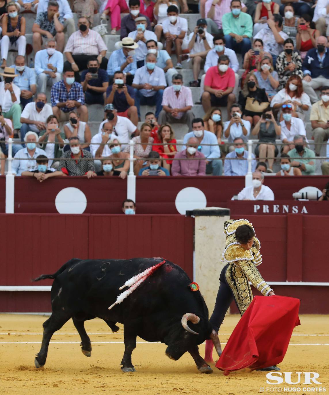 La terna corta una oreja de diferente calado y el malagueño sufre dos cogidas sin consecuencias 