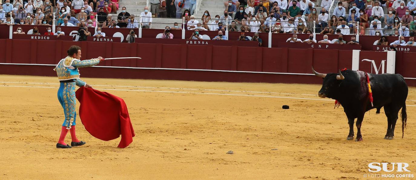 La terna corta una oreja de diferente calado y el malagueño sufre dos cogidas sin consecuencias 
