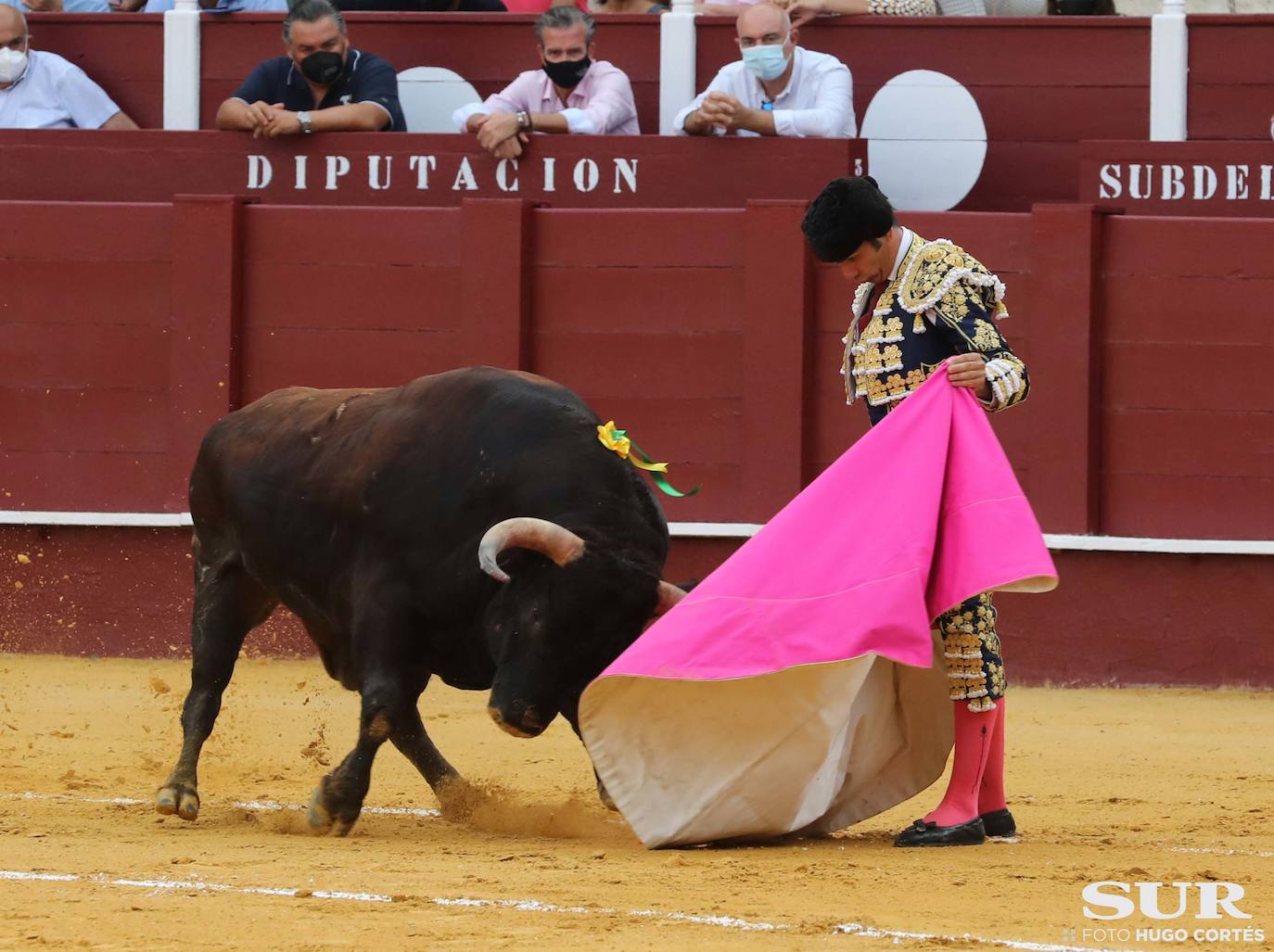 La terna corta una oreja de diferente calado y el malagueño sufre dos cogidas sin consecuencias 