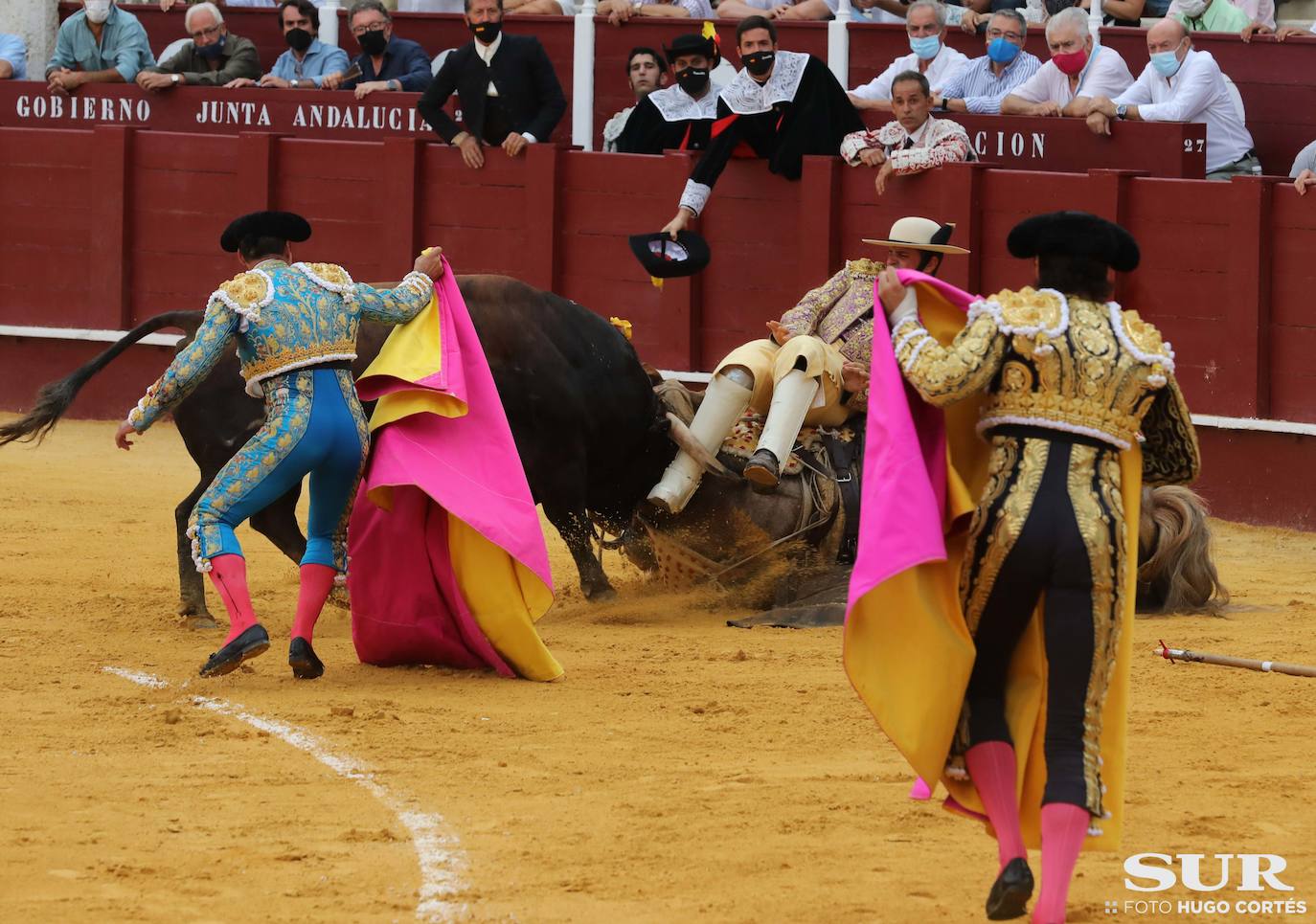 La terna corta una oreja de diferente calado y el malagueño sufre dos cogidas sin consecuencias 