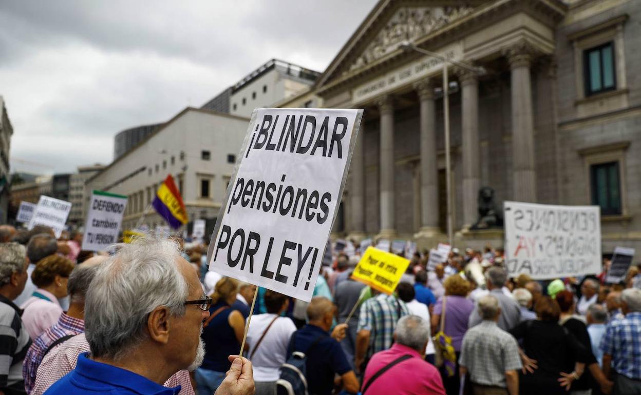 Protestas de un grupo de pensionistas a las puertas del Congreso. 