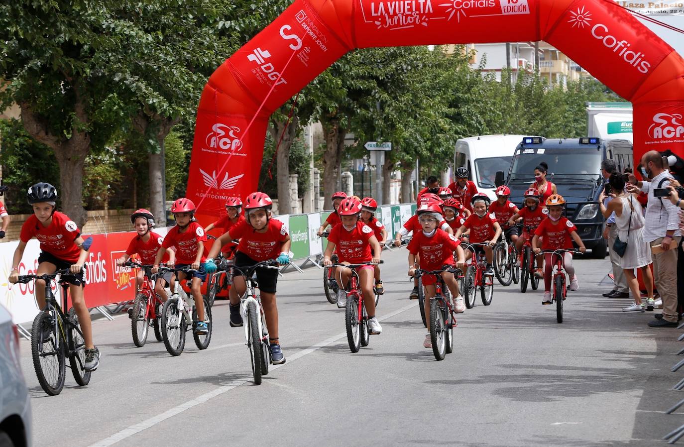 Desde Roquetas de Mar, los ciclistas recorrieron 190 kilómetros por toda la Axarquía hasta llegar al municipio rinconero en mitad de una gran expectación. 