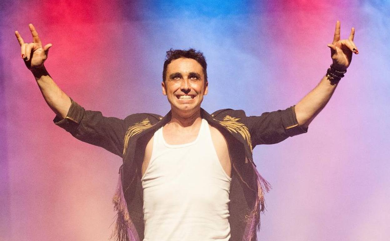 Canco Rodríguez, en un momento del espectáculo con el gesto del rock and roll. 