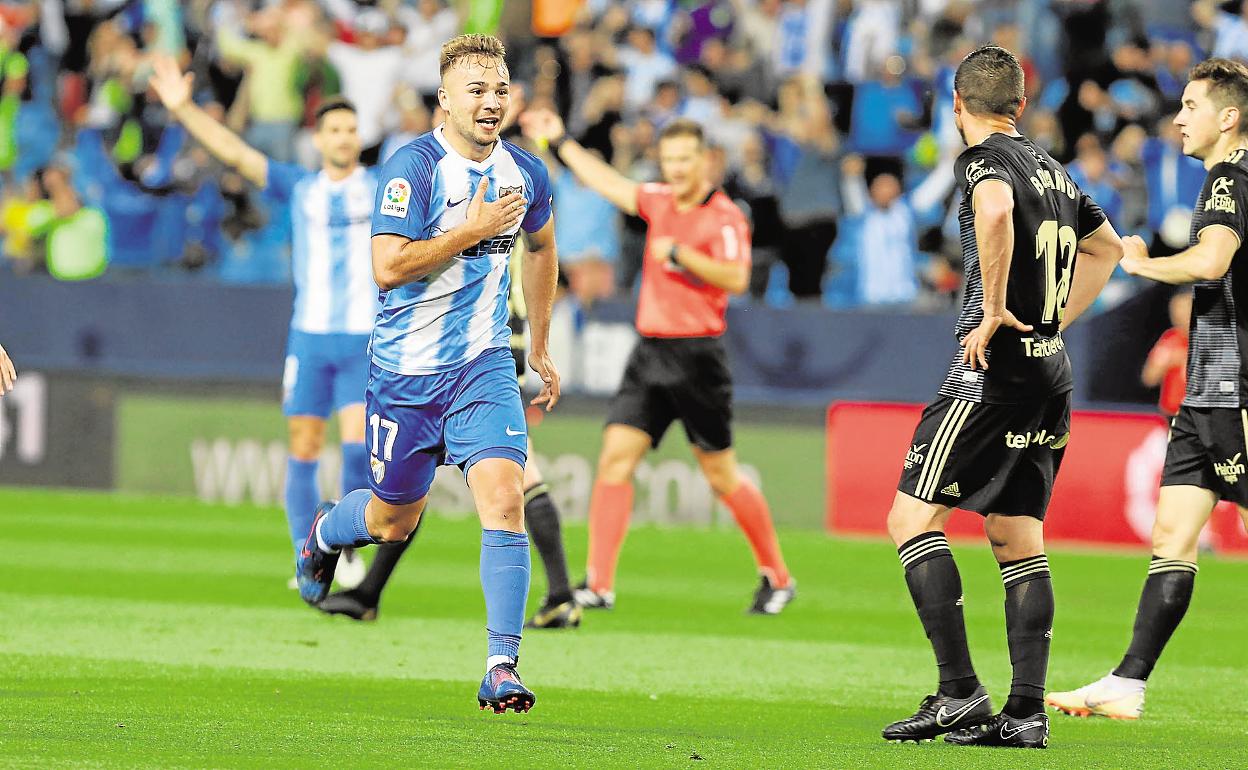 El jugador Javier Ontiveros celebra un gol con el Málaga en La Rosaleda en la temporada 18-19.