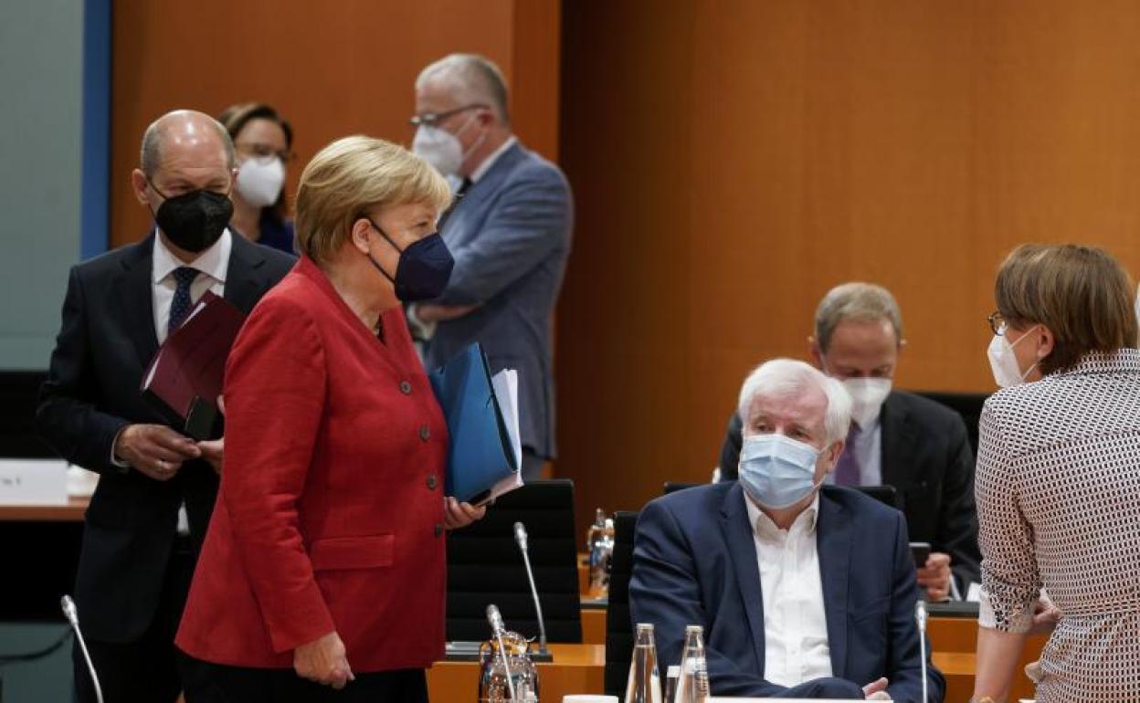 El ministro de Finanzas, Olaf Scholz (SPD), la canciller federal Angela Merkel (CDU) y el ministro del Interior federal, Horst Seehofer (CSU) 