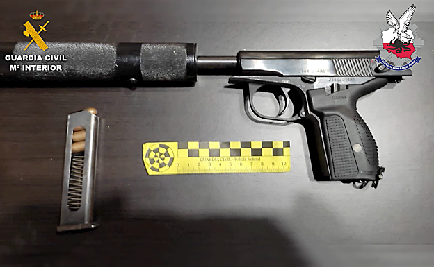 Arma de fuego con munición incautada durante uno de los registros. 
