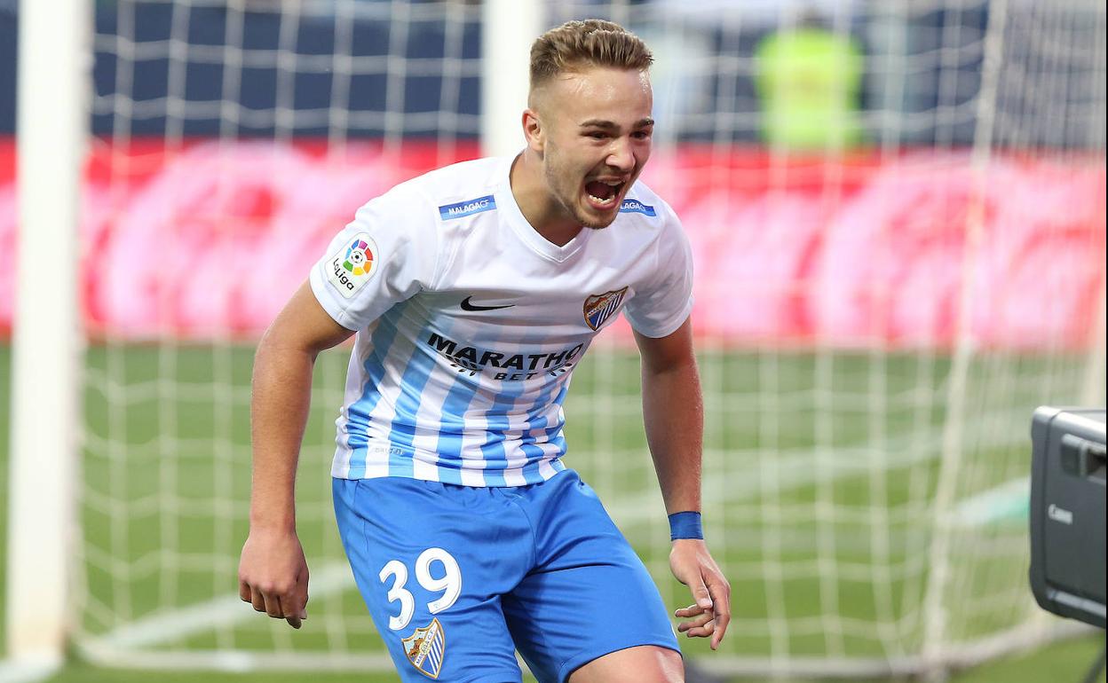 Ontiveros celebra un gol con el Málaga en sus inicios como canterano en el primer equipo en 2017.