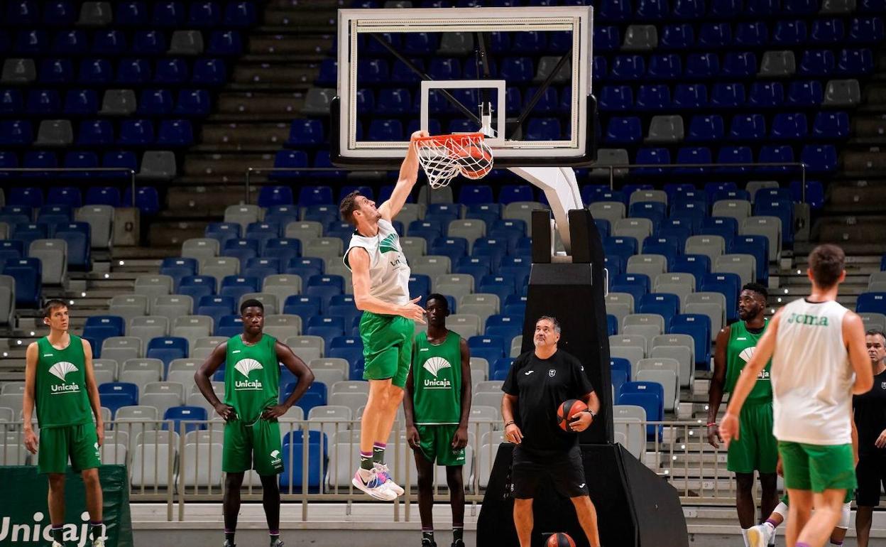 Rubén Guerrero machaca en un entrenamiento del Unicaja de esta semana 