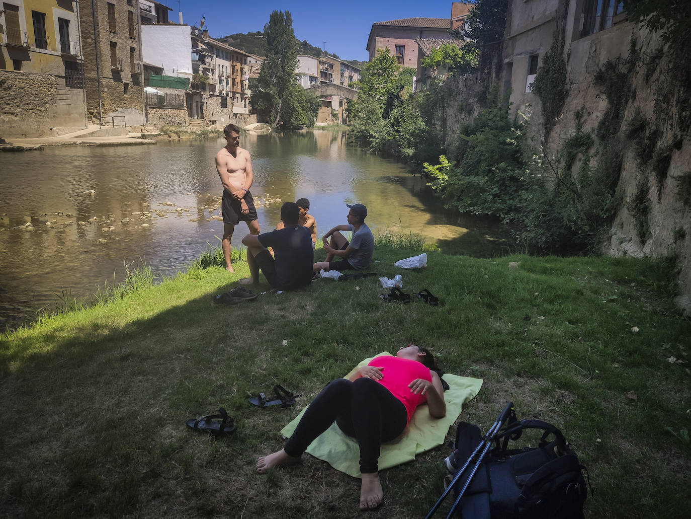 Rebeca, de Galdakao, se tumba a la orilla del río Ega, en Estella. Hay problemas para conseguir alojamiento ya que muchos albergues han decidido echar la persiana.