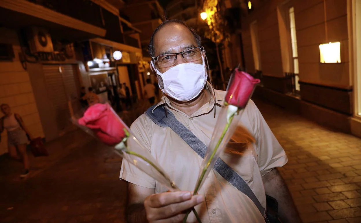 Ali Abbas, vendedor de rosas en el Centro, que llegó de Pakistán hace 17 años. 