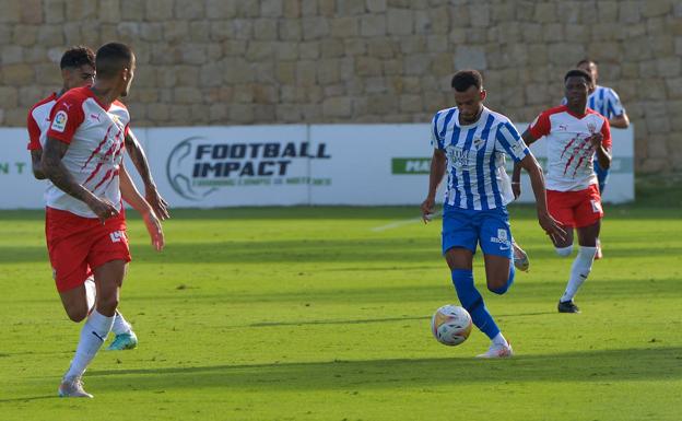 Hicham conduce un balón durante un partido de pretemporada contra el Almería.