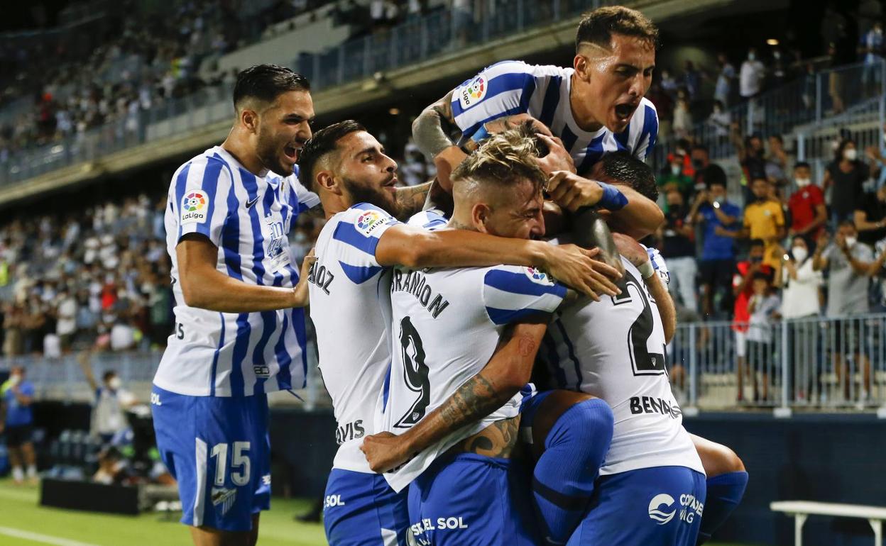 Los jugadores del Málaga celebran el gol de Escassi. 