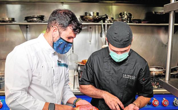 Imagen principal - Luis Miguel Menor y César Morales coincidieron en el Hotel Los Monteros y actualmente dirigen el grupo La Milla, que incluye el chiringuito marbellí, el Bar Guerra de San Pedro de Alcántara y otros proyectos.