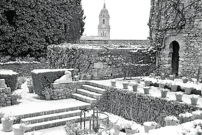 Patio de la Alcazaba después de la nevada de 1954. Centro de Tecnología de la Imagen-universidad de Málaga