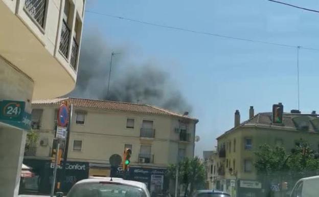 Sucesos Málaga: Incendio en el llano frente a la Cofradía del Cautivo en La Trinidad