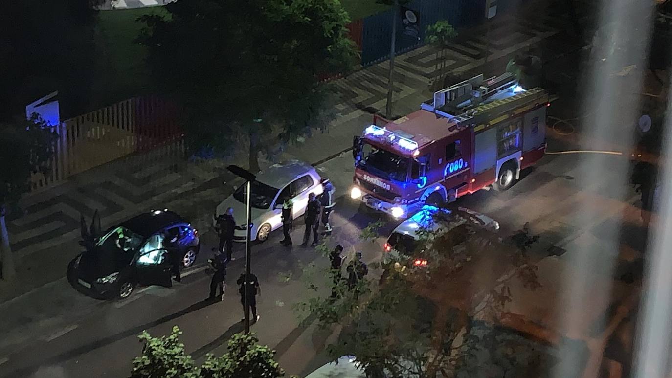 Arden cinco coches y cuatro contenedores en un incendio en la Colonia Santa Inés de Málaga