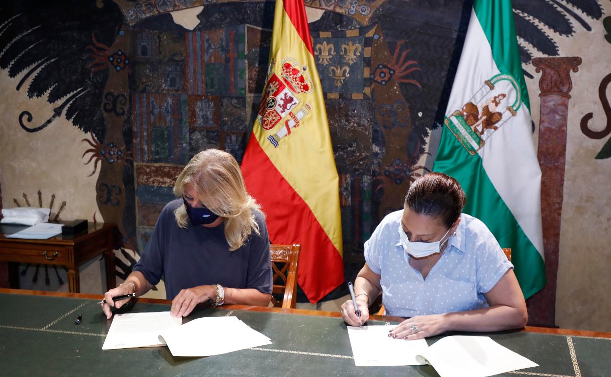 Ángeles Muñoz y Leonor Torres en la firma del acuerdo con Afimar
