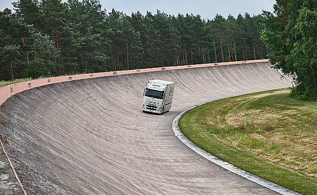 Un camión eléctrico logra recorrer 1099 kilómetros sin recargar