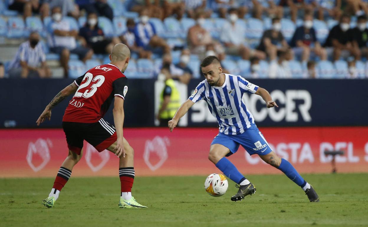 Ismael Casas conduce un balón durante el partido del Málaga contra el Mirandés en La Rosaleda. 