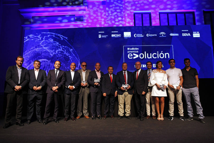 Foto de familia de los premiados, organizadores y colaboradores de los Premios Evoluciona, que este año llegan a su tercera edición. 