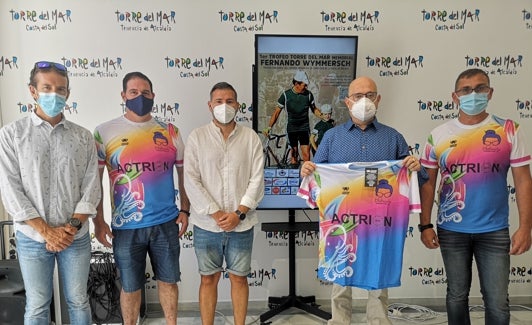Acto de presentación de la prueba ciclista, este miércoles en Torre del Mar. 