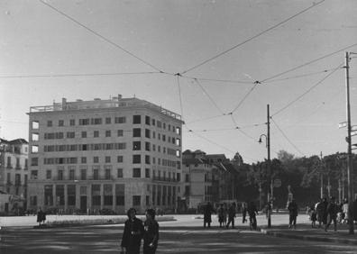 Imagen secundaria 1 - Arriba, foto durante su construcción.