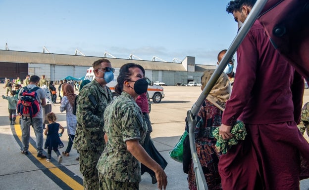 Refugiados afganos llegan a la base de Rota, la semana pasada. 