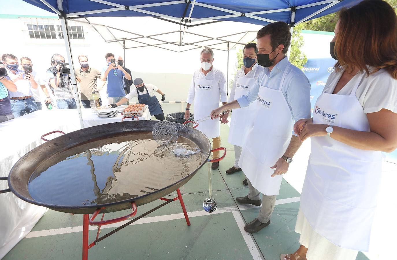 El PP retomó el tradicional acto de degustación de huevos fritos que no se celebró el año pasado por la pandemia 