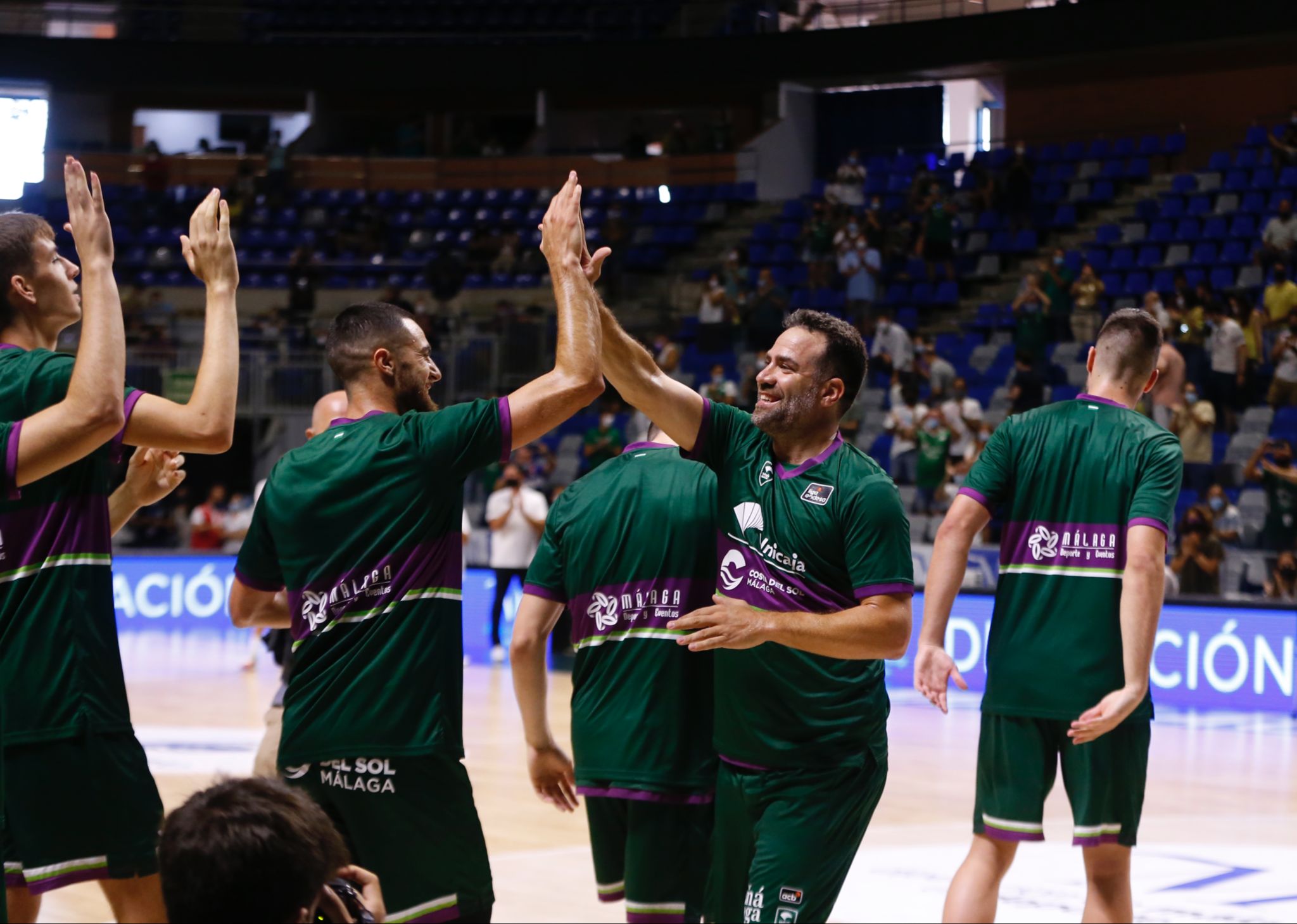 La retirada de Cabezas, vestido de verde, y el regreso de público al pabellón le dieron vida al Torneo Costa del Sol