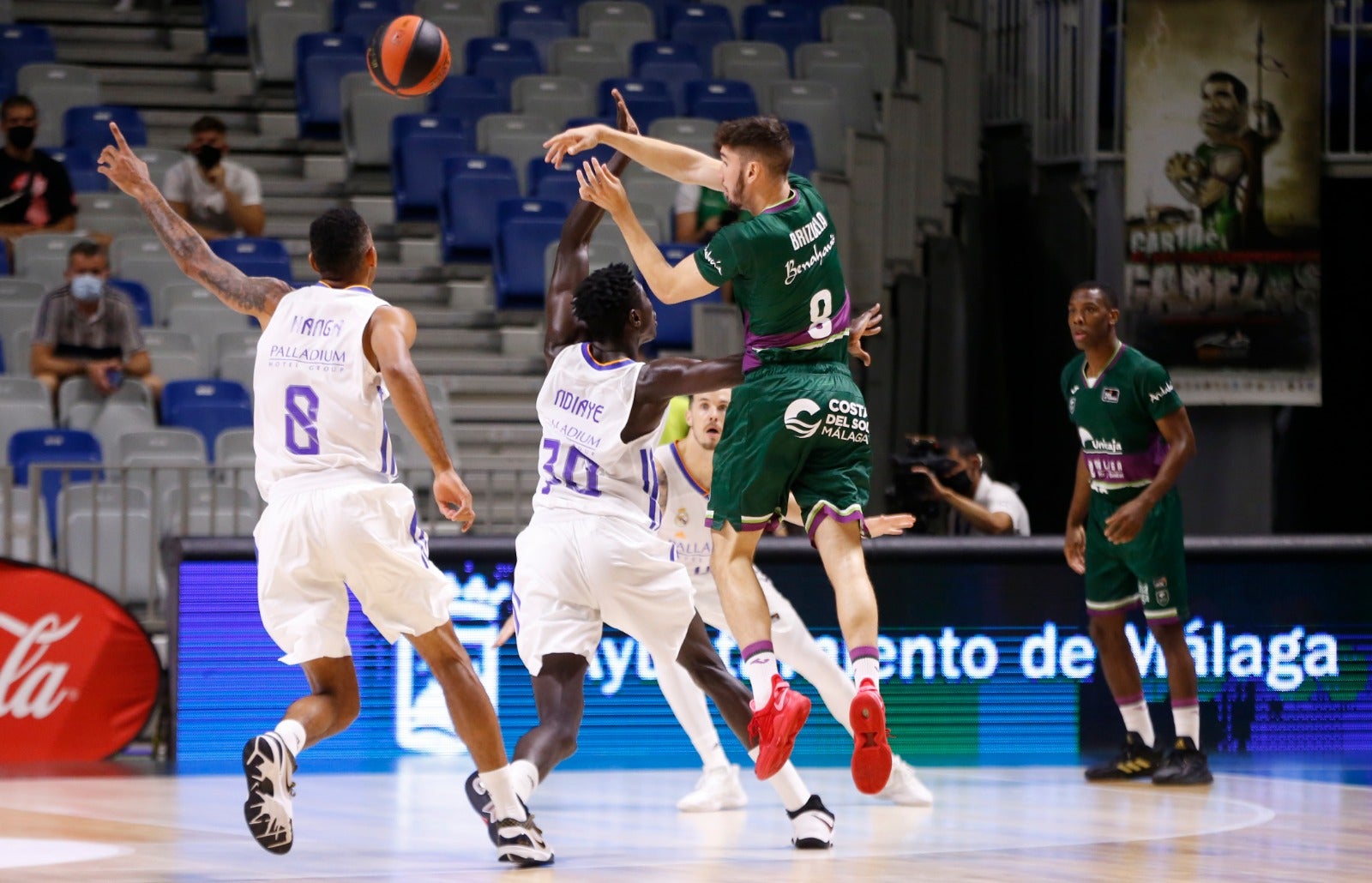 La retirada de Cabezas, vestido de verde, y el regreso de público al pabellón le dieron vida al Torneo Costa del Sol